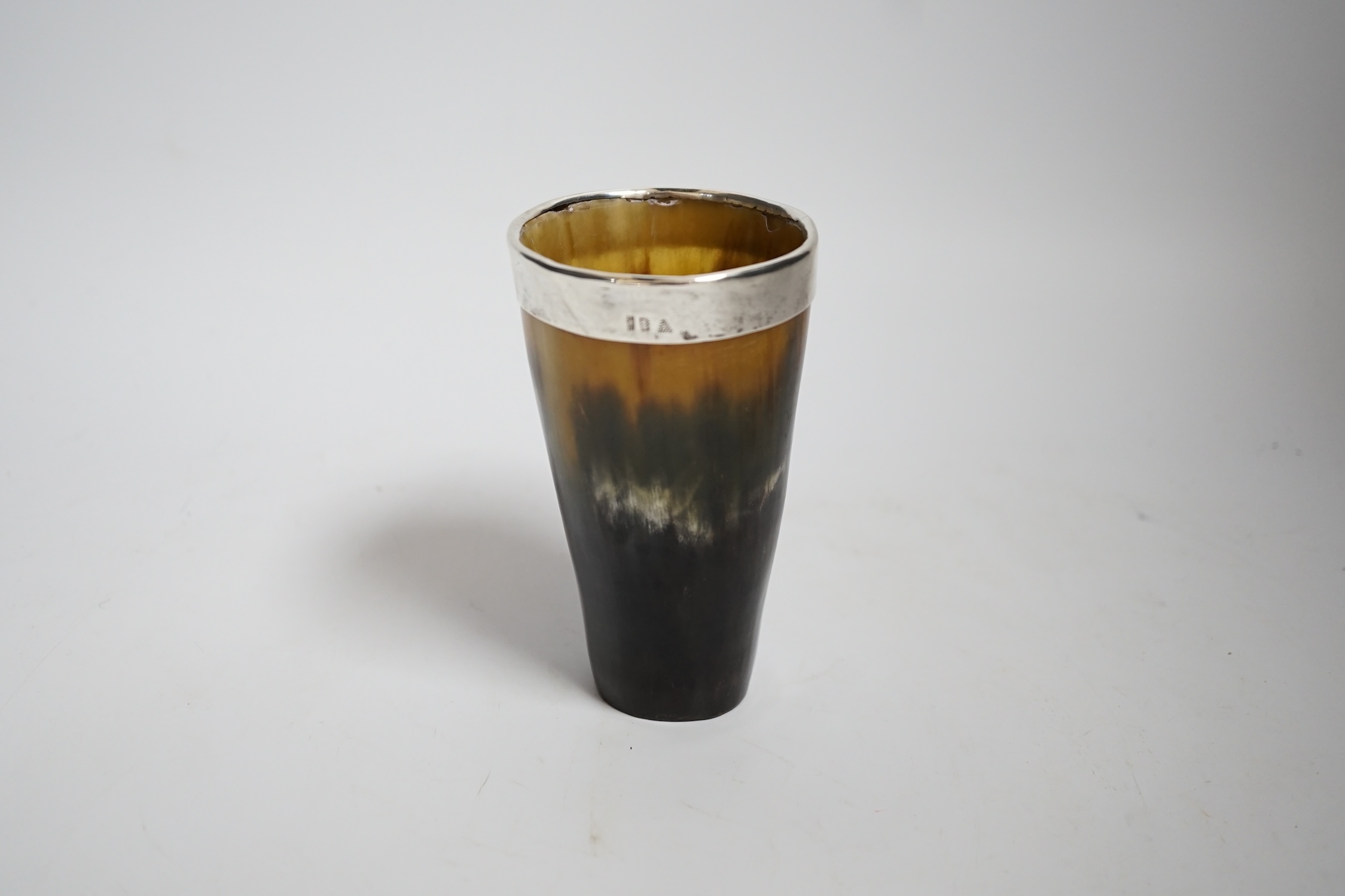 A silver rimmed horn beaker, 11.5cm